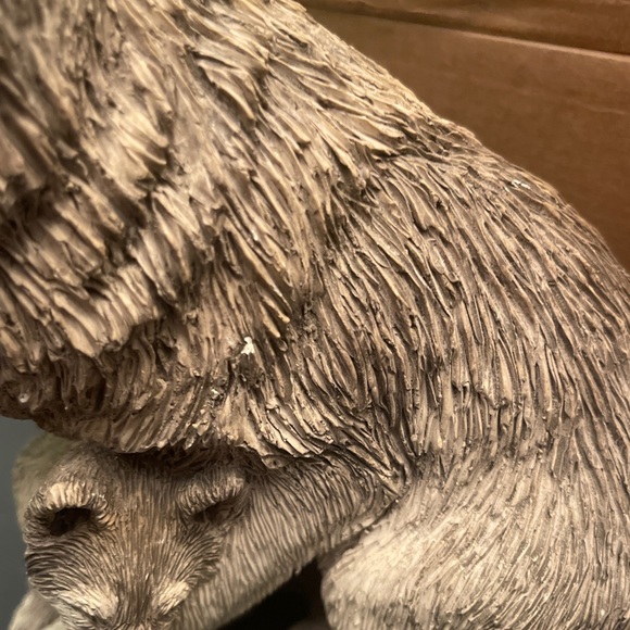 Sandra Brue Large Wolf Sculpture with pup pre owned - Picture 4 of 8